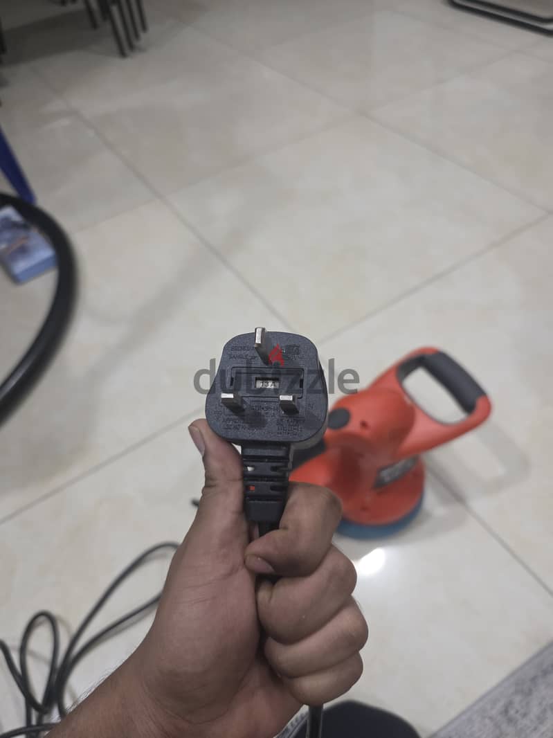 Black and Decker random orbit waxer/ polisher 3