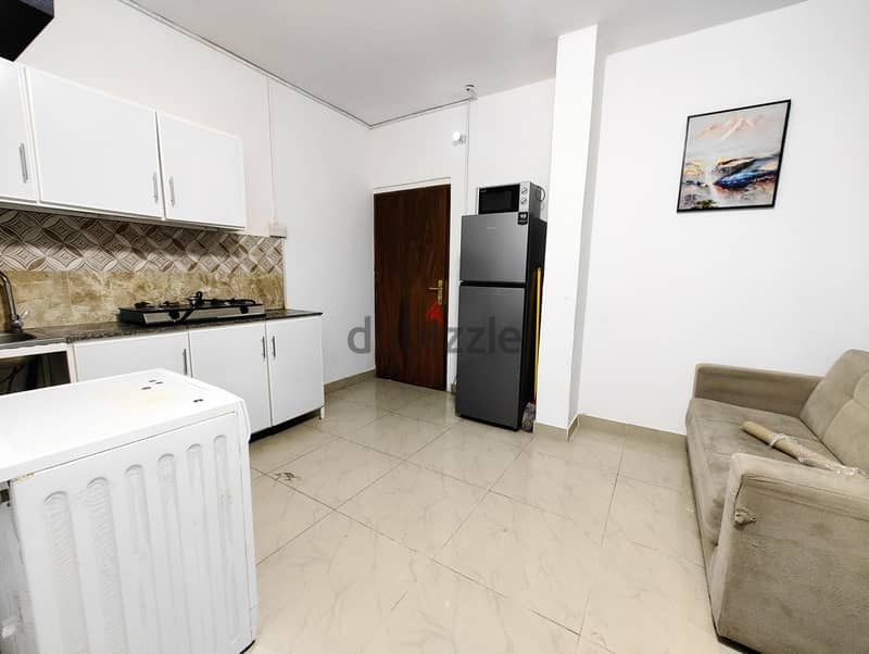 Spacious Studio Fully Furnished Near Metro 5