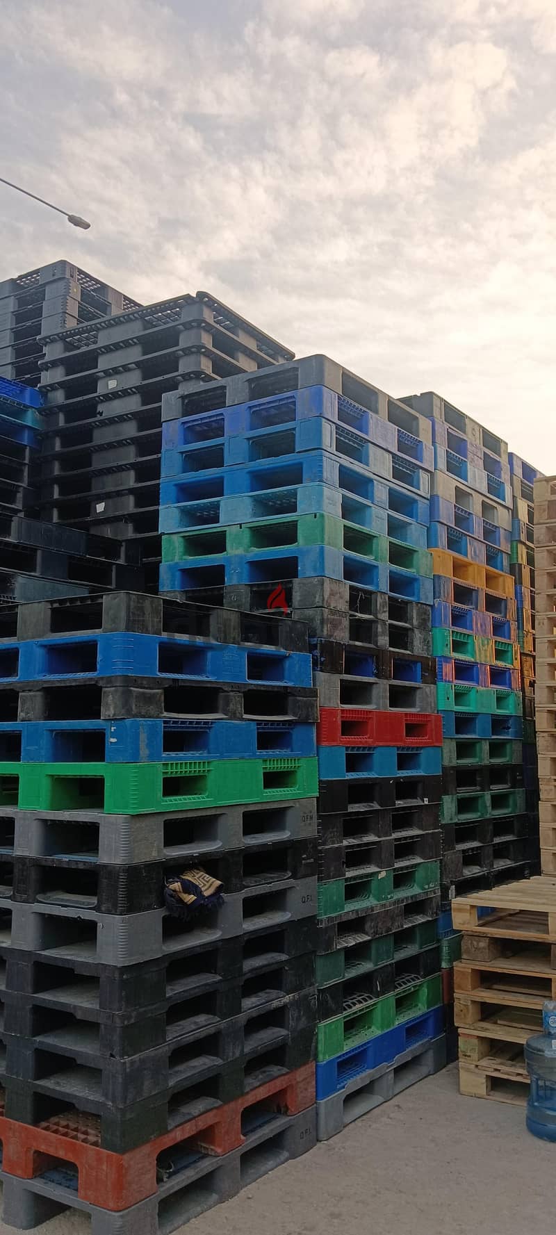 Used wooden & plastic pallets 3