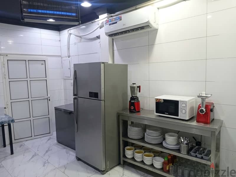 مطعم مجهز بالكامل للإيجار 1