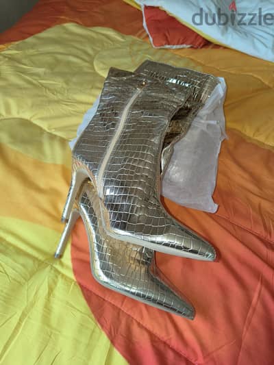 brand new Elegant and unique high neck boots