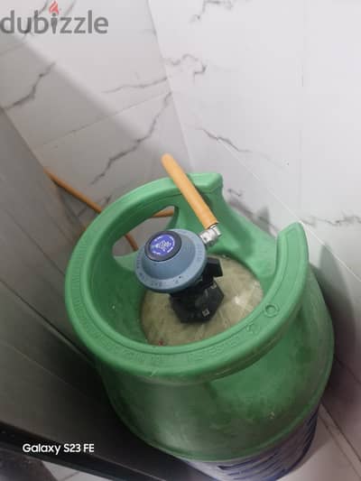 Gas cylinder with gas, regulator and pipe