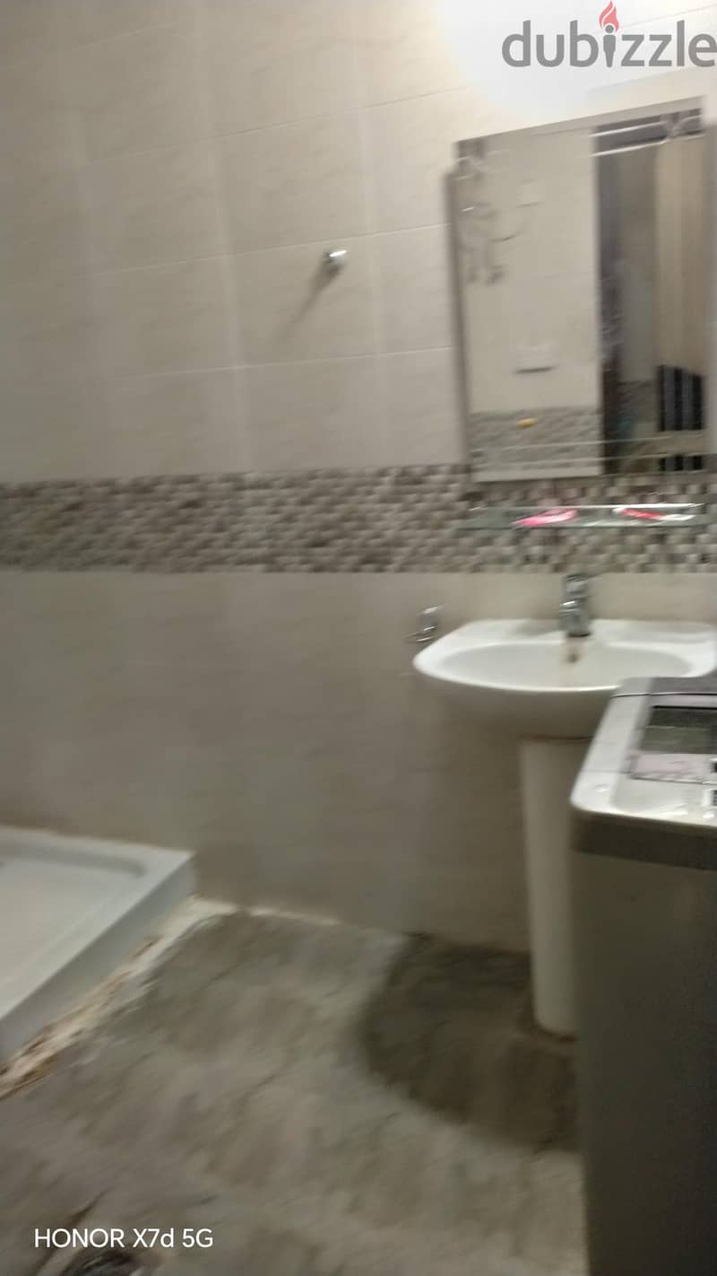 semi furnished studio avilable 3