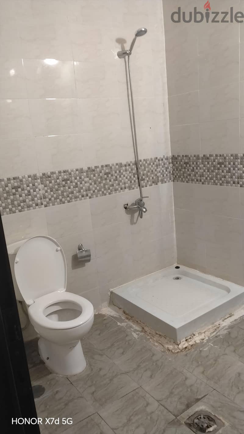 semi furnished studio avilable 4