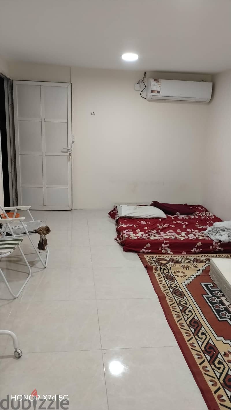 semi furnished studio avilable 6