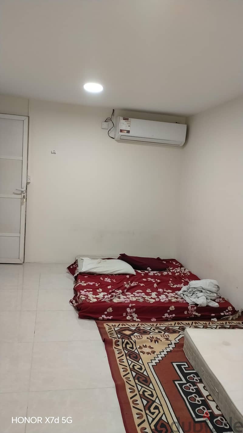 semi furnished studio avilable 7