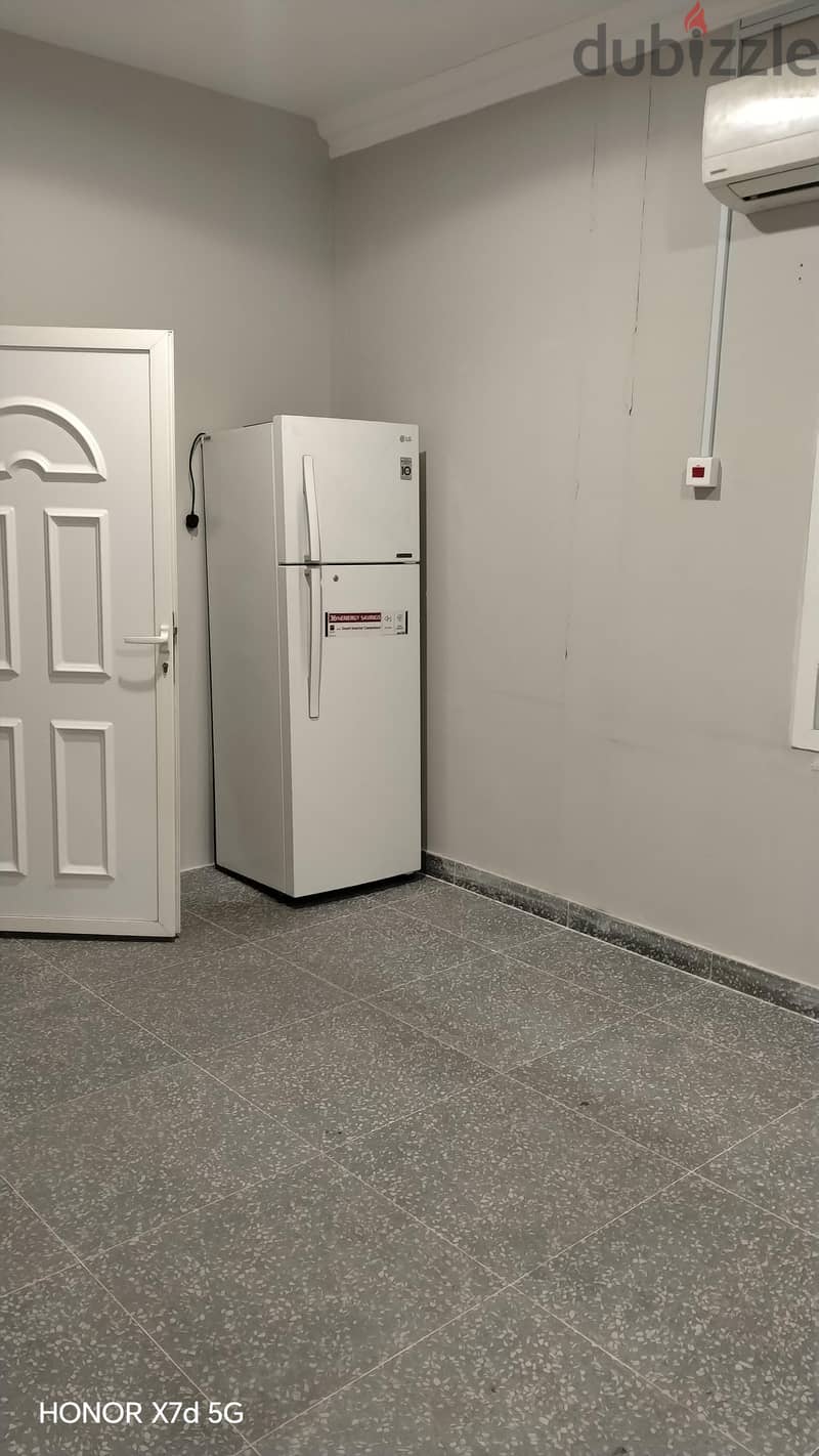semi furnished studio avilable 9