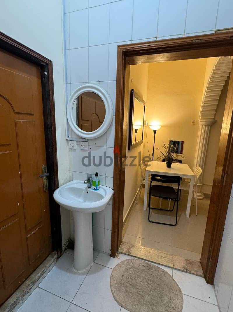 furnished family 1BHK mathar Qadeem QR3000 4
