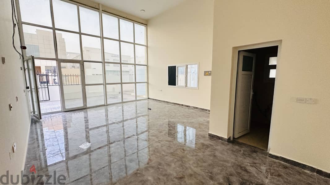 700 Store with 8 Room For Rent 1