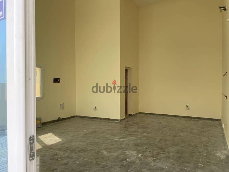 700 Store with 8 Room For Rent 5
