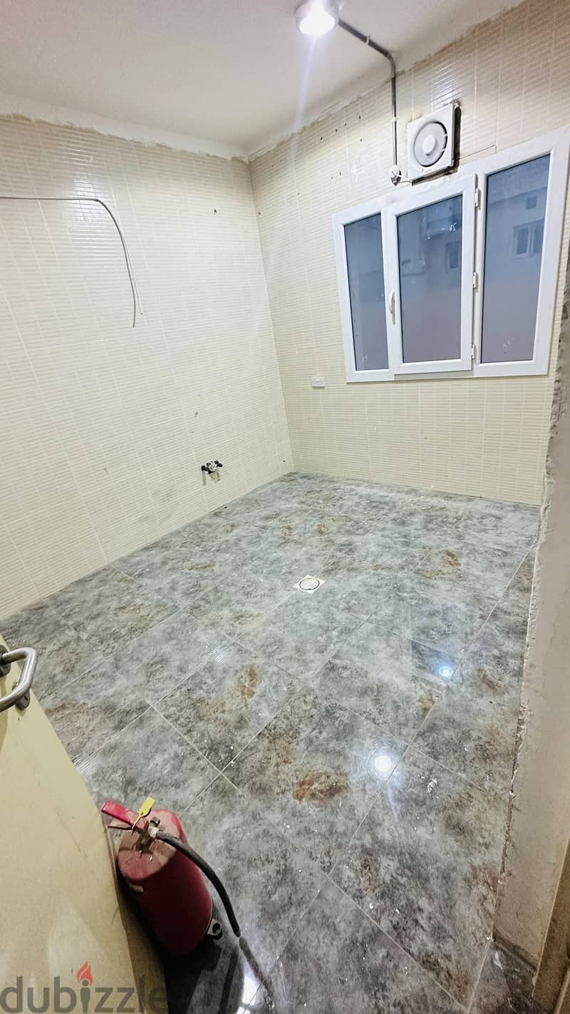 700 Store with 8 Room For Rent 8