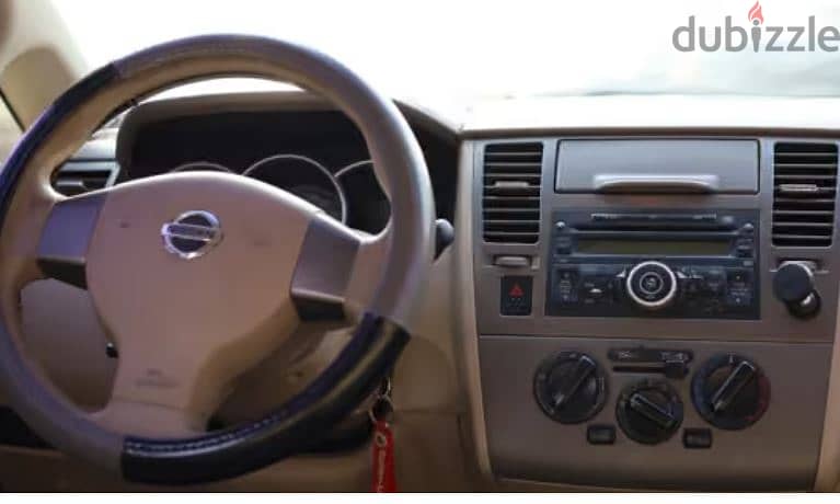 Nissan Tiida 2011 4