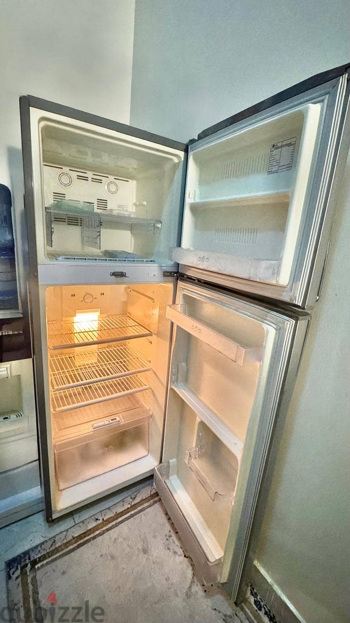 LG refrigerator good condition 3
