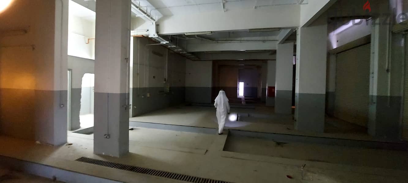 For rent shop in main street in Al Wakra naer metro 9