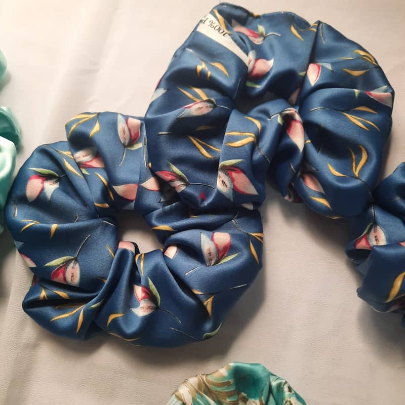 Women hair scrunchie 4