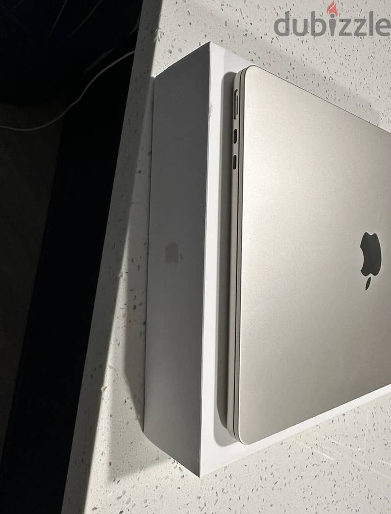 Apple MacBook Air 13.6" (256GB SSD, M2, 8GB) 1