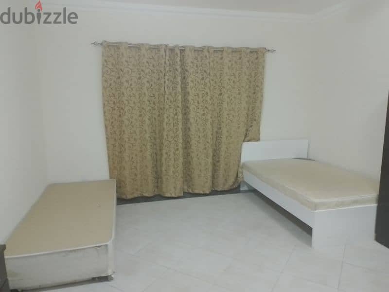 one persan room available  Fully furnished room available 1