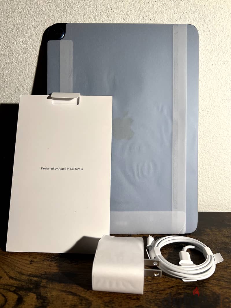 Apple - iPad Air - 10.9" 5th Gen Wi-Fi + Cellular - 256GB 0