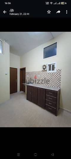 2 BHK big rooms executive bachelor or Family Old Airport  Near Metro