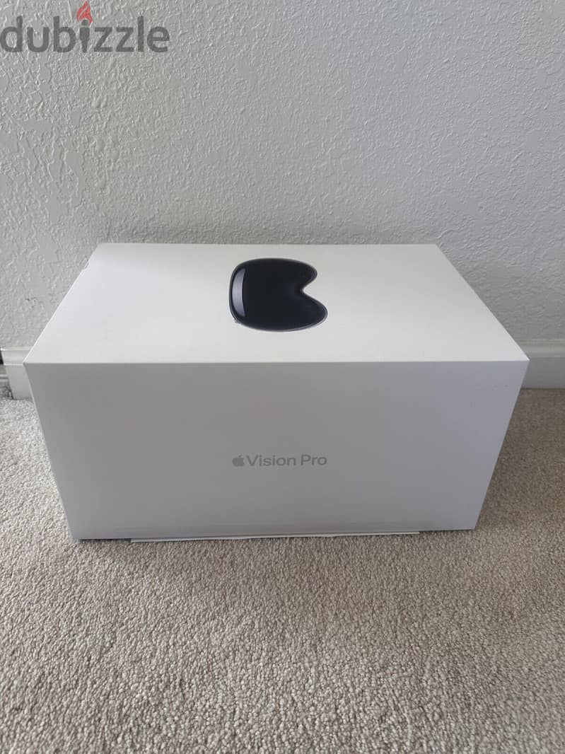 Apple Vision Pro - 512gb - New - With Travel Case! 1