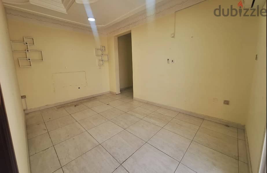 شقة غير مفروشة جاهزة للسكن  في عنيزة  مقابل كتارا، بالقرب من سفارة إند 7