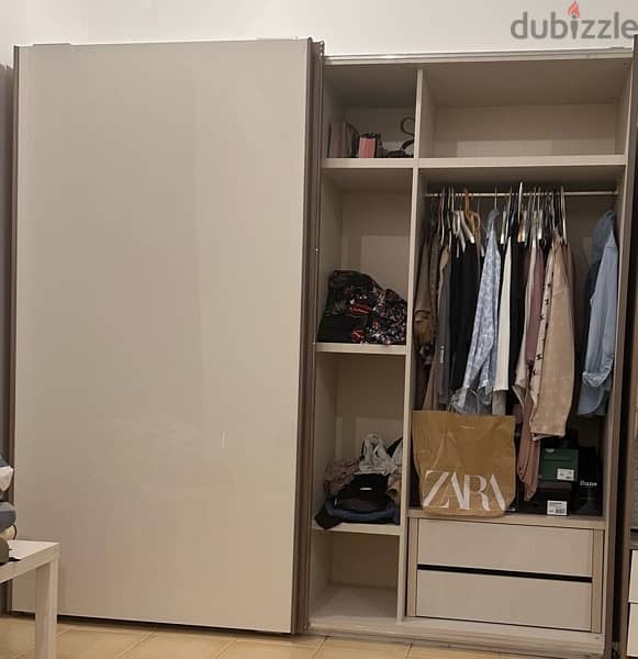 home center wardrobe only for 900 qr in very good condition !!! 1