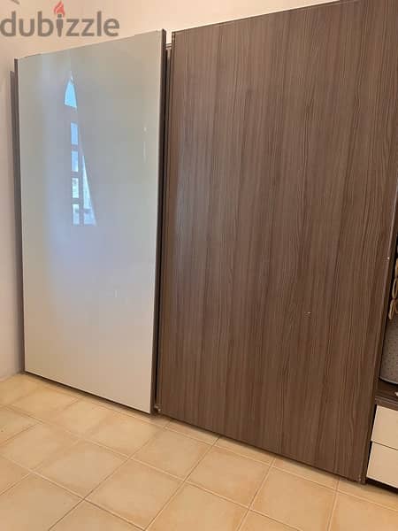 home center wardrobe only for 900 qr in very good condition !!! 2