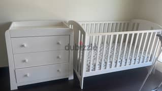 Mamas and papas crib with mattress and chest of drawers 0