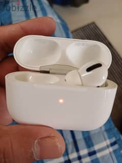 airpods Pro right side and case