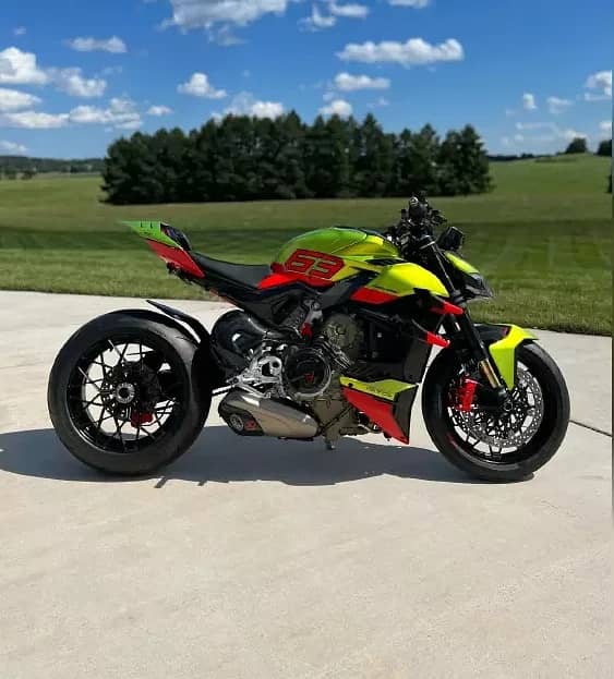 2023 Ducati streetfighter V4 Lamborghini sportbike (+971561943867) 3